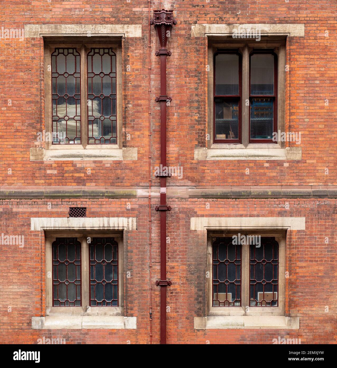 Dettagli sul lato Midland Rd del St Pancras Renaissance London Hotel; ex Midland Grand Hotel, progettato da George Gilbert Scott nel 1876 Foto Stock