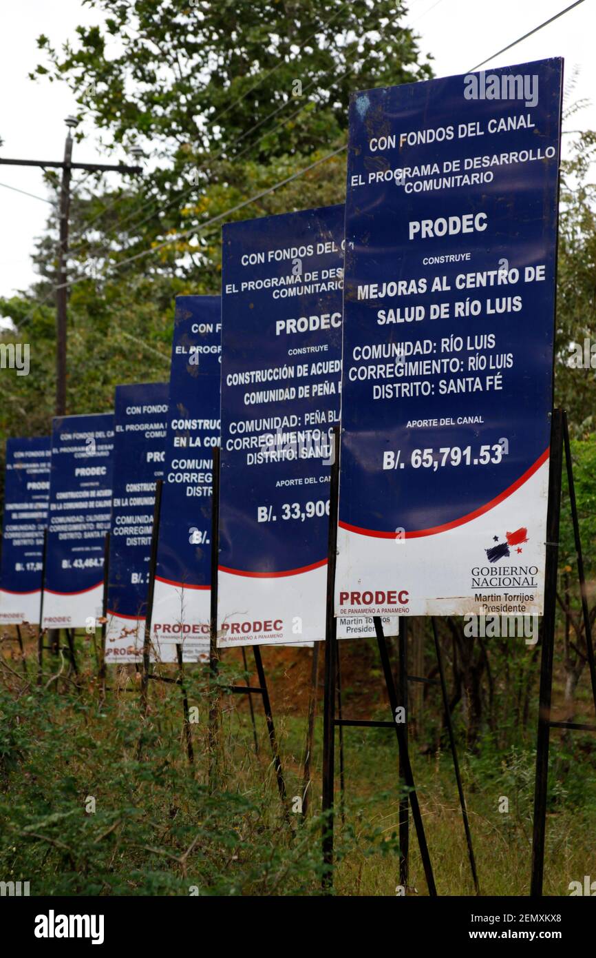 Segno che promuove miglioramenti al centro di salute della comunità di Rio Luis finanziato da pagamenti dal canale di Panama, Santa Fe, Veraguas Provincia, Panama Foto Stock