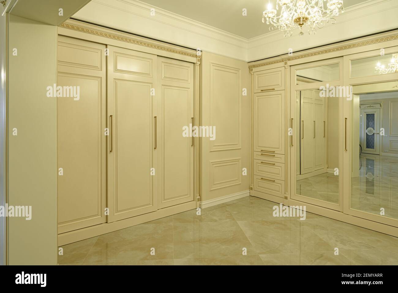 Moderna e lussuosa sala d'ingresso beige e dorata Foto Stock