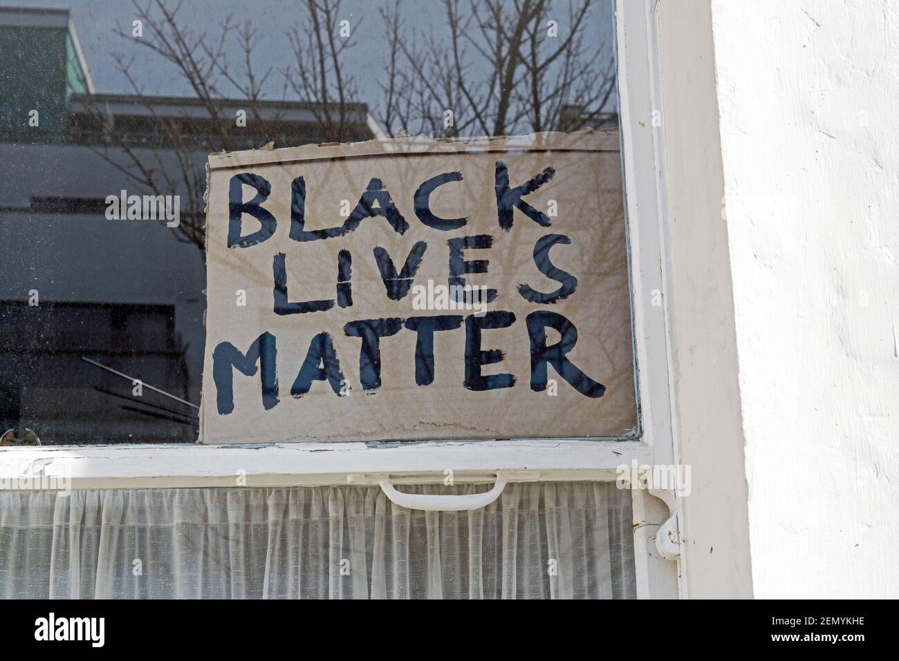 Black Lives Matter slogan scritto su cartone e il segno visualizzato nella finestra, Highbury, London Borough of Islington, Inghilterra Gran Bretagna Foto Stock