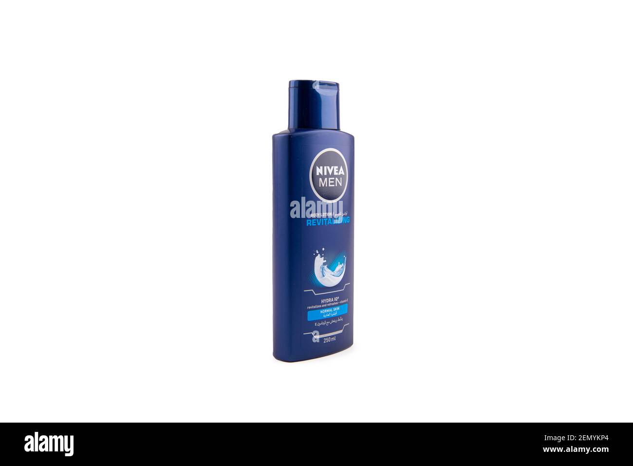 Lozione NIVEA Nourishing Body su sfondo bianco isolato Foto Stock