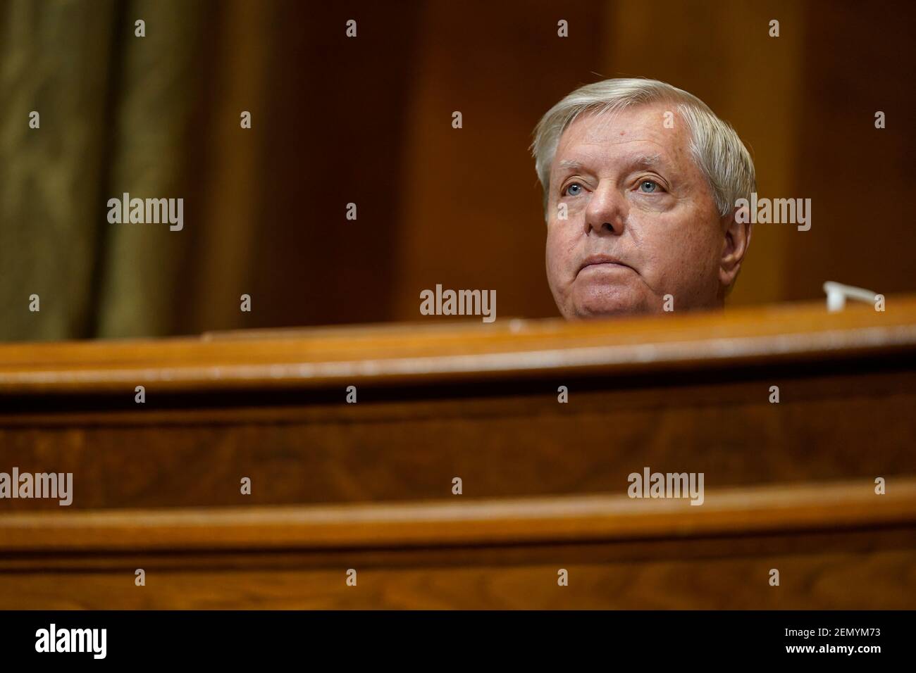 Grandi aziende redditizie. 25 Feb 2021. Senatore degli Stati Uniti Lindsey Graham (Repubblicano della Carolina del Sud), membro di classifica, Comitato del Senato degli Stati Uniti sul bilancio ascolta durante un'audizione su Capitol Hill a Washington, giovedì, 25 febbraio 2021, esaminando i salari a grandi società redditizie.Credit: Susan Walsh /Pool via CNP | Usage Worldwide Credit: dpa/Alamy Live News Foto Stock