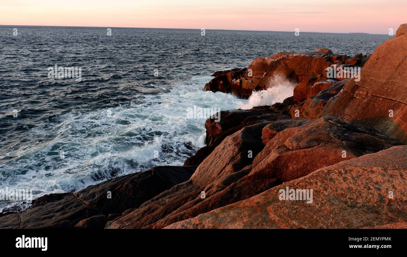 Costa con scogliera paesaggio, montagne e l'oceano.splendidamente onde oceano. Foto Stock