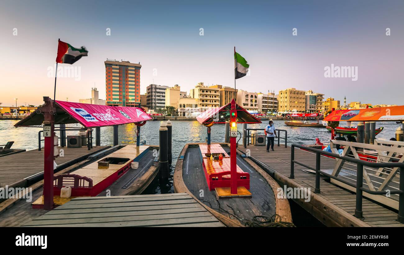 Dubai, Emirati Arabi Uniti, 3 gennaio 2021: Vista del Dubai Creek. Barche e traghetti Abra sulla baia di Creek a Dubai. Famosa destinazione turistica negli Emirati Arabi Uniti Foto Stock