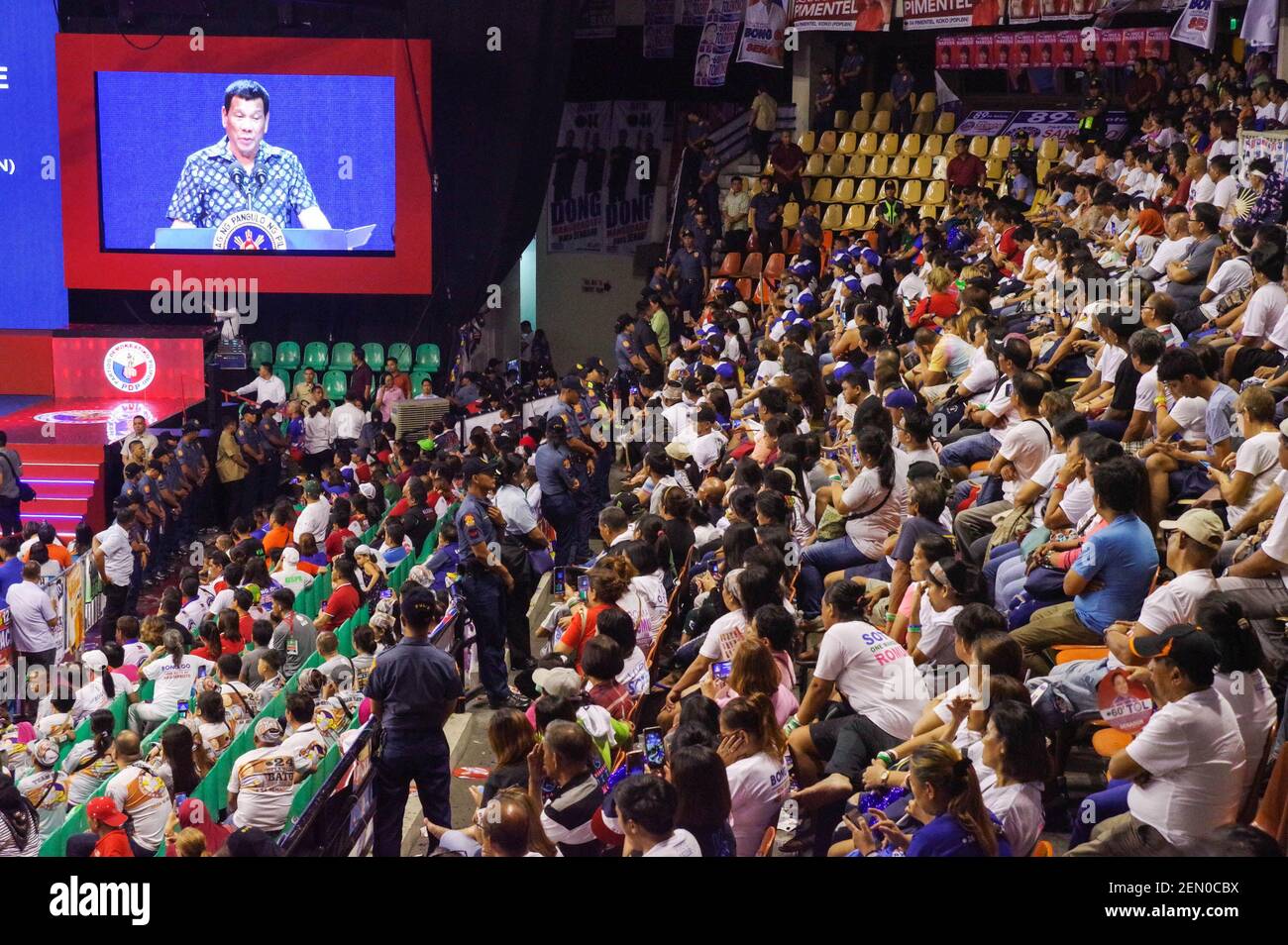 I sostenitori di PDP-Laban e Hugpong ng Pabbabago ascoltano l'intervento del presidente Duterte durante il raduno della campagna di PDP-Laban al complesso di Philsports a Pasig City sabato 11 maggio 2019). Foto Stock
