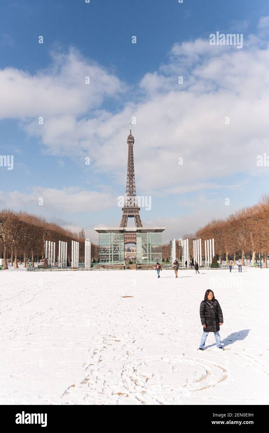 Un turista scatta una foto con la Torre eiffel in parigi con la neve durante l'inverno Foto Stock