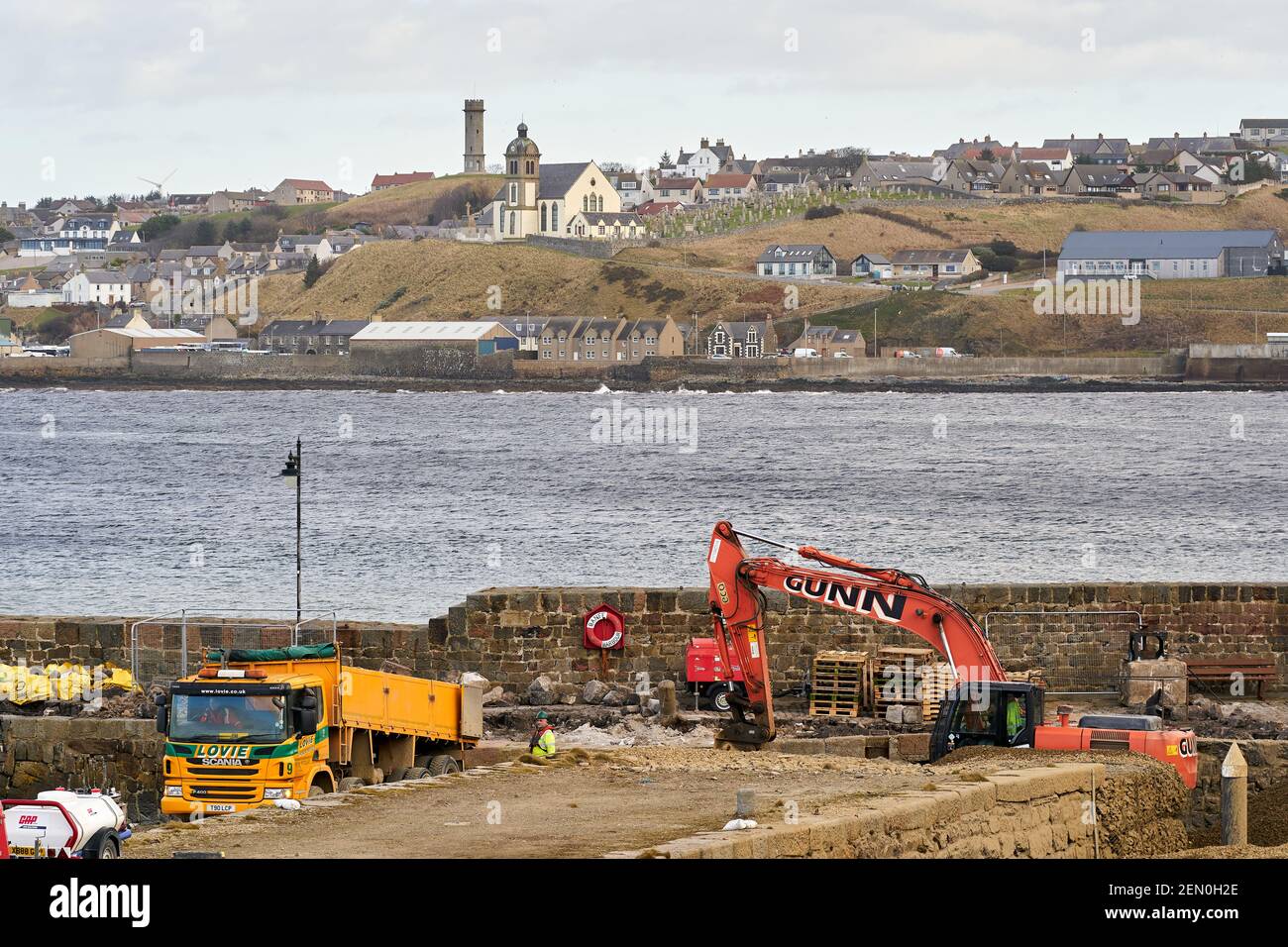 Banff Harbour, Aberdeenshire, Regno Unito. 25 Feb 2021. REGNO UNITO. Questa è la scena attuale a Banff, mentre le riparazioni sono in corso al crollo parziale nel 2017. Lochshell Engineering di Wick ha ricevuto il contratto di £1.3m per la riparazione. Al fine di riparare i moli ecc devono costruire una temporanea a forma di V barricata d'acqua che non permetterà l'accesso in o fuori del porto fino a quando si spera finito il 18 agosto 2021. Credit: JASPERIMAGE/Alamy Live News Foto Stock