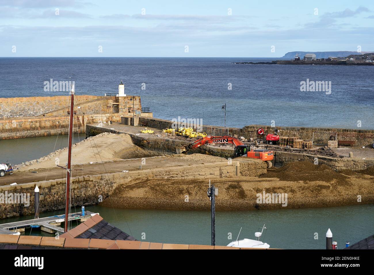 Banff Harbour, Aberdeenshire, Regno Unito. 25 Feb 2021. REGNO UNITO. Questa è la scena attuale a Banff, mentre le riparazioni sono in corso al crollo parziale nel 2017. Lochshell Engineering di Wick ha ricevuto il contratto di £1.3m per la riparazione. Al fine di riparare i moli ecc devono costruire una temporanea a forma di V barricata d'acqua che non permetterà l'accesso in o fuori del porto fino a quando si spera finito il 18 agosto 2021. Credit: JASPERIMAGE/Alamy Live News Foto Stock