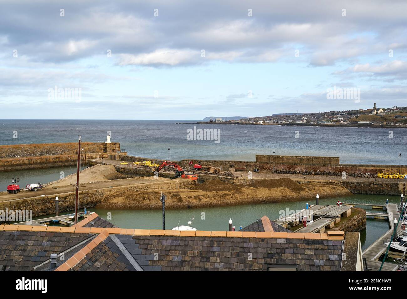 Banff Harbour, Aberdeenshire, Regno Unito. 25 Feb 2021. REGNO UNITO. Questa è la scena attuale a Banff, mentre le riparazioni sono in corso al crollo parziale nel 2017. Lochshell Engineering di Wick ha ricevuto il contratto di £1.3m per la riparazione. Al fine di riparare i moli ecc devono costruire una temporanea a forma di V barricata d'acqua che non permetterà l'accesso in o fuori del porto fino a quando si spera finito il 18 agosto 2021. Credit: JASPERIMAGE/Alamy Live News Foto Stock