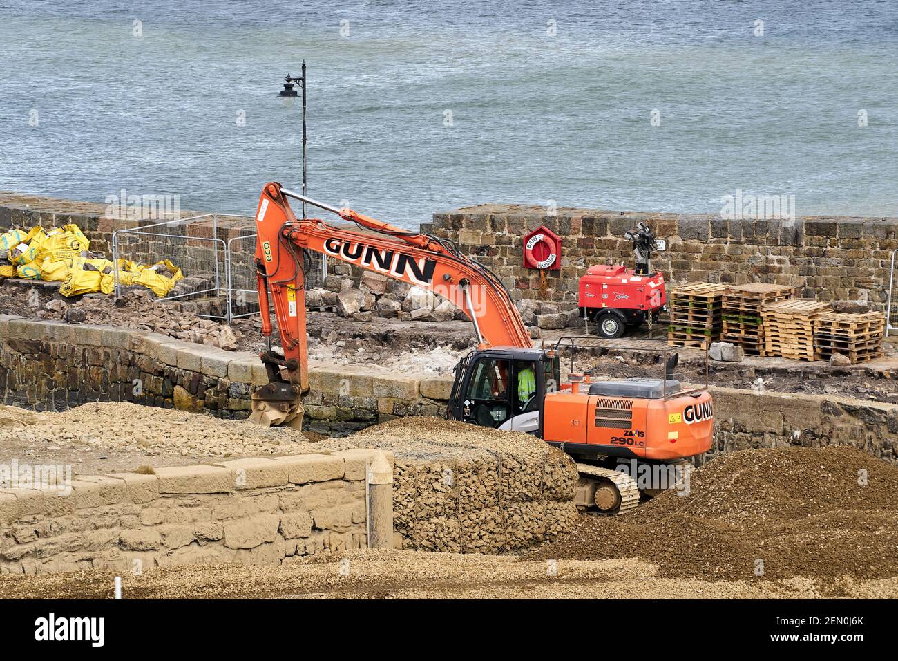 Banff Harbour, Aberdeenshire, Regno Unito. 25 Feb 2021. REGNO UNITO. Questa è la scena attuale a Banff, mentre le riparazioni sono in corso al crollo parziale nel 2017. Lochshell Engineering di Wick ha ricevuto il contratto di £1.3m per la riparazione. Al fine di riparare i moli ecc devono costruire una temporanea a forma di V barricata d'acqua che non permetterà l'accesso in o fuori del porto fino a quando si spera finito il 18 agosto 2021. Credit: JASPERIMAGE/Alamy Live News Foto Stock