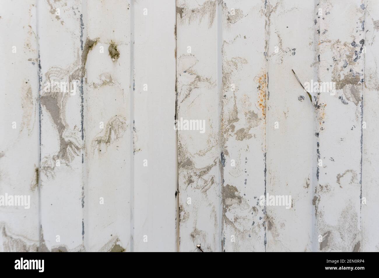 Struttura del profilo in metallo sporca e graffiata, sfondo in metallo bianco sporco Foto Stock