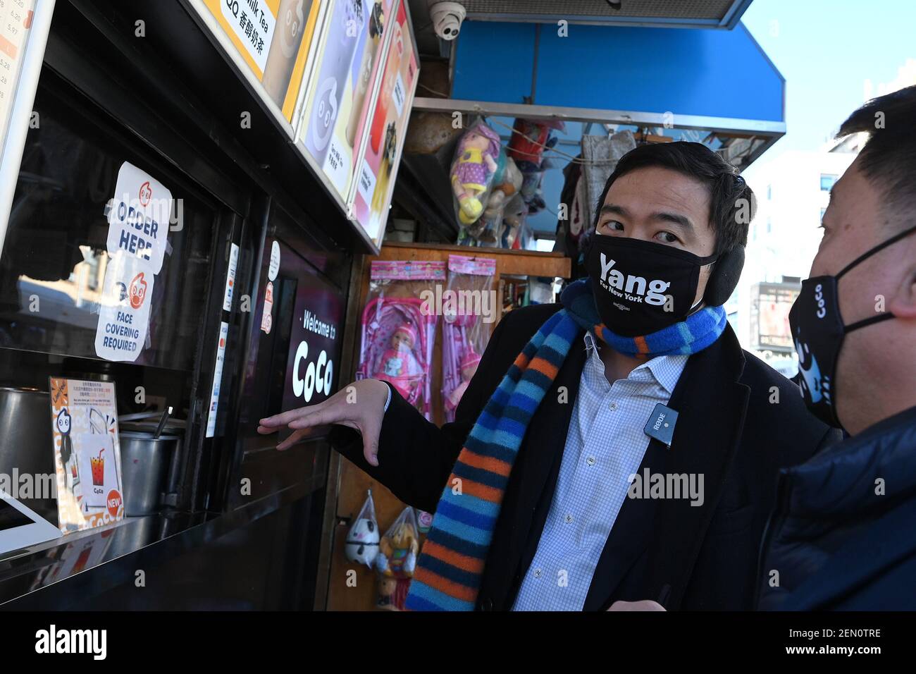 New York, Stati Uniti. 25 Feb 2021. Andrew Yang, candidato democratico al sindaco di New York City, ordina la rottura delle bolle durante un tour di Chinatown nella sezione Flushing del quartiere di New York City delle Queens, NY, 25 febbraio 2021. L'ex candidato presidenziale del 2020, il sig. Yang è stato accompagnato da imprenditori che hanno parlato di crimini di odio contro i membri delle comunità asiatiche americane e di vandalismo che colpiscono i loro luoghi di affari. (Foto di Anthony Behar/Sipa USA) Credit: Sipa USA/Alamy Live News Foto Stock