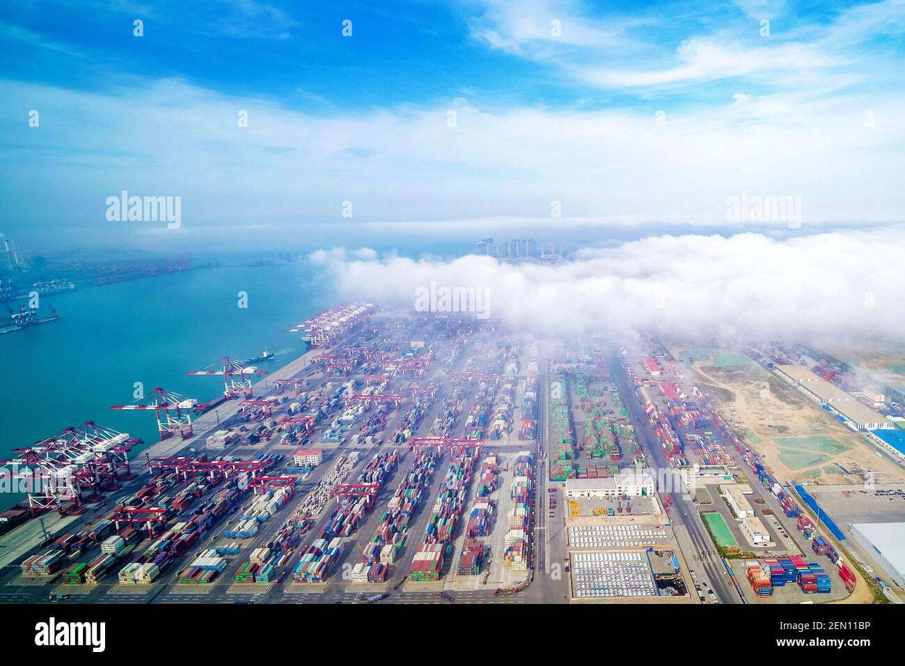 Qingdao, CINA-il porto dei container a Qingdao, nella provincia di Shandong  a est di Chinaâ€™. (SOLO PER USO EDITORIALE. CINA) (foto di /Sipa USA Foto  stock - Alamy