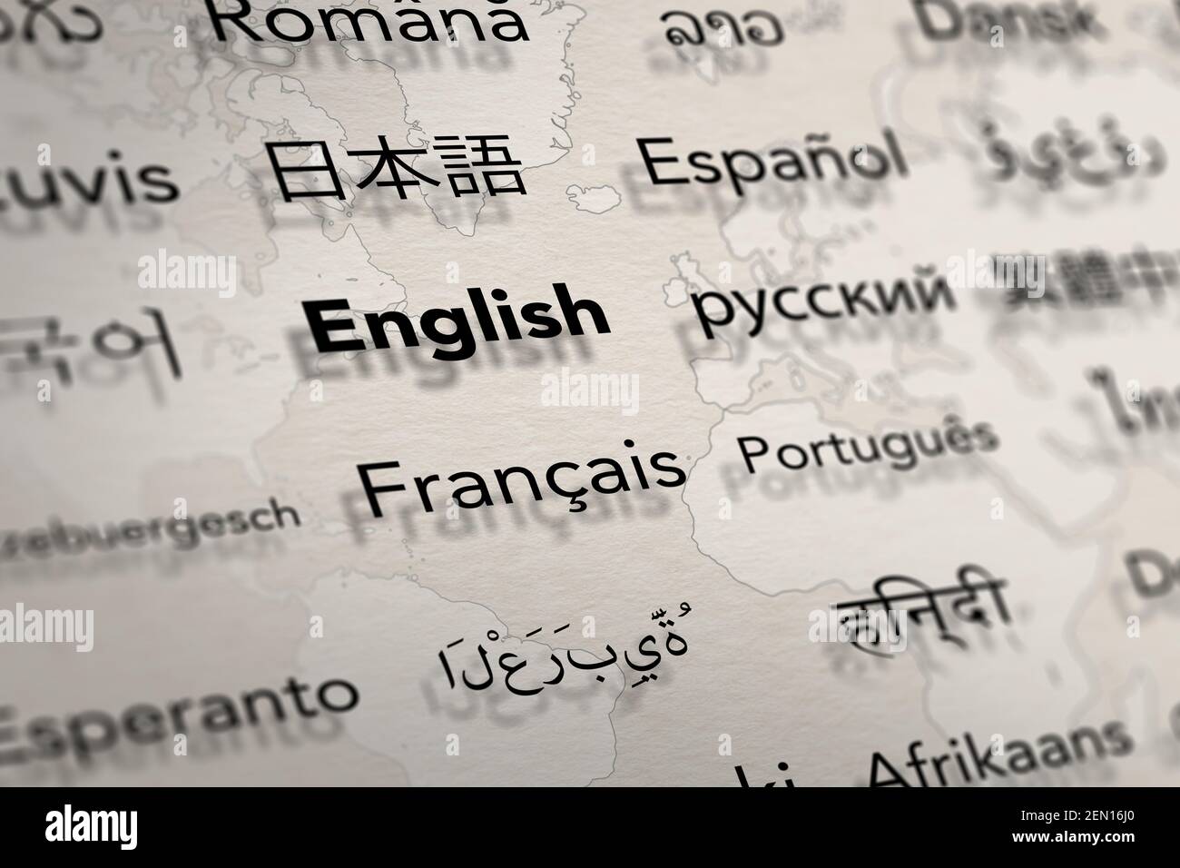 Diverse lingue importanti su carta con sfondo mappa del mondo. Immagine della profondità di campo. Traduzione e apprendimento delle lingue. Foto Stock