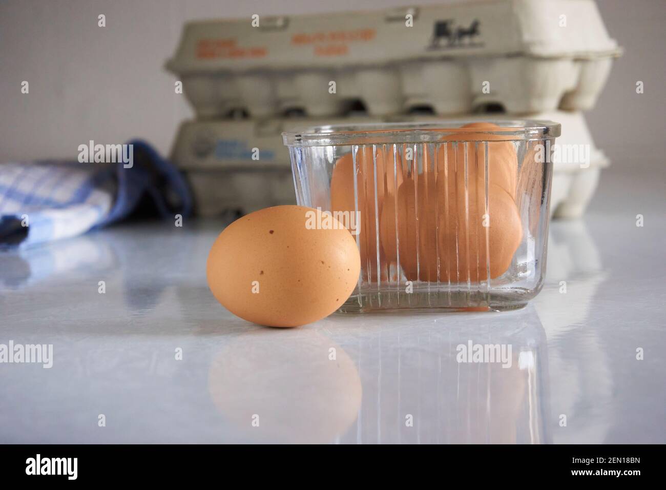 Uova brune organiche in contenitori. Foto Stock