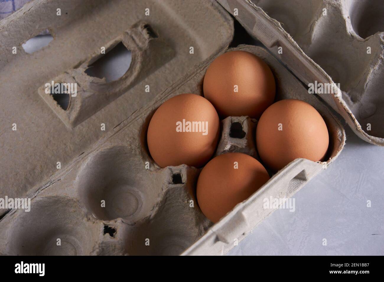 Uova brune organiche in contenitori. Foto Stock