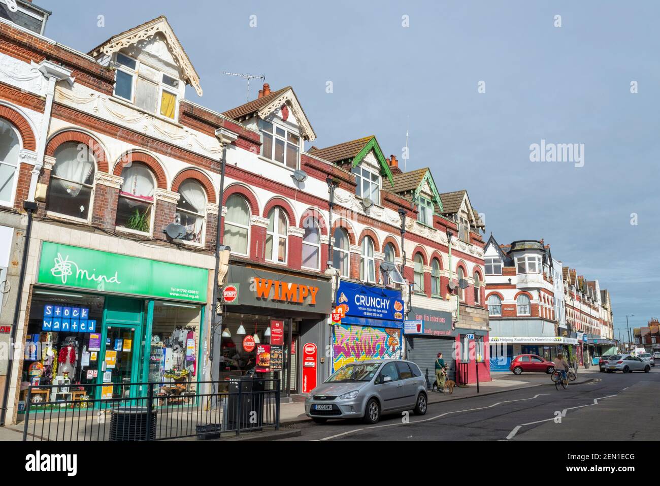 Negozi architettura della proprietà Hamlet Court Road, Westcliff on Sea, Essex, UK, che originariamente era una strada al dettaglio di epoca edoardiana. Fila di dormitori a timpano Foto Stock