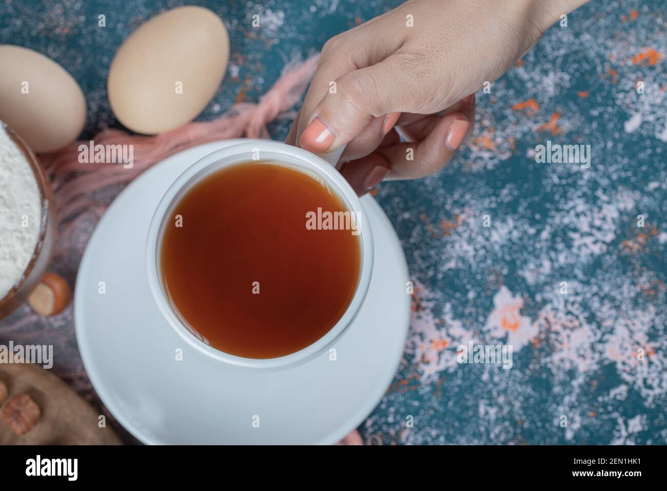 Una tazza di tè su uno sfondo blu Foto Stock