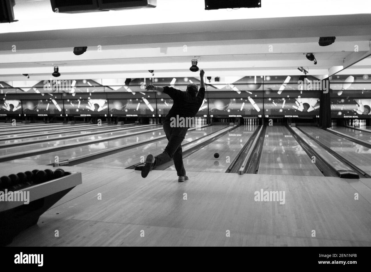 Un uomo ciotola duckpin Foto Stock