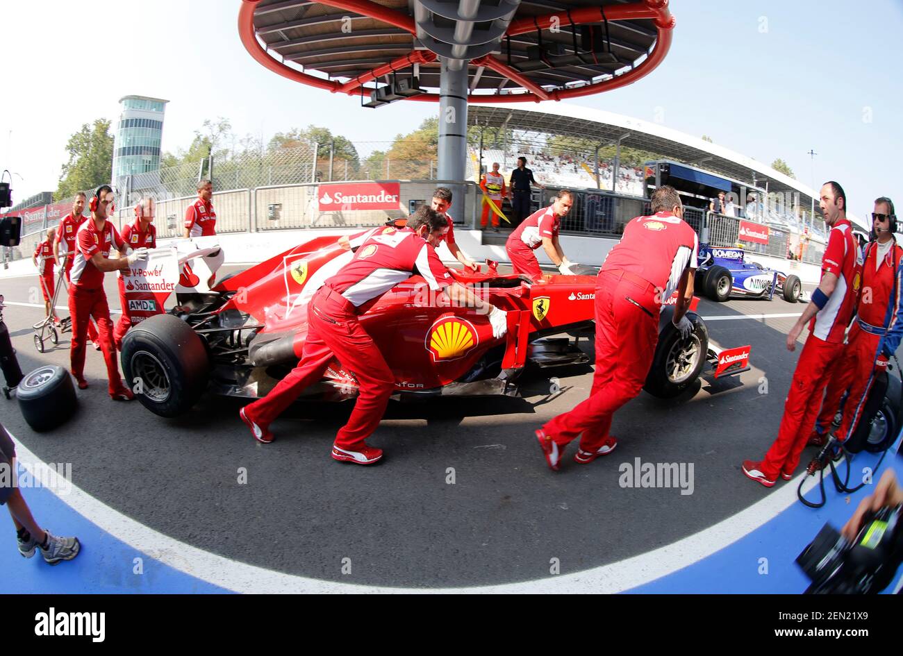Monza, Italia - 09 settembre 2012: Campionato del mondo FIA F1 con Scuderia Ferrari Team a Pitlane. Boxengasse, Auto, Autodromo di, Libere, Racing, Corsa, Motorsport | utilizzo in tutto il mondo Foto Stock