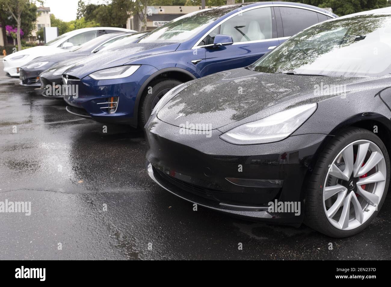 I veicoli Tesla vengono presentati in uno showroom a Palo Alto, California, Stati Uniti, il 21 maggio 2019. Tesla annuncia che sta riducendo il SUV Model X per 2,000 dollari e l'auto Model S per 3,000 dollari dopo aver sollevato preoccupazioni circa l'affievolimento dell'interesse per le sue auto e aver perso finora il 38% nel mercato azionario di quest'anno. (Foto di Yichuan Cao/Sipa USA) Foto Stock