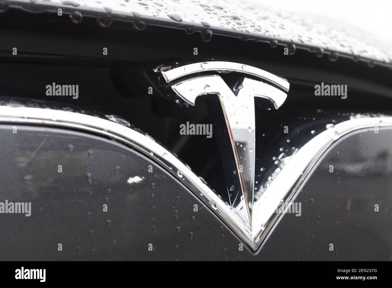 Un SUV Tesla Model X viene presentato in uno showroom a Palo Alto, California, Stati Uniti il 21 maggio 2019. Tesla annuncia che sta riducendo il SUV Model X per 2,000 dollari dopo aver sollevato preoccupazioni circa l'affievolimento dell'interesse per le sue auto e aver perso finora il 38% nel mercato azionario di quest'anno. (Foto di Yichuan Cao/Sipa USA) Foto Stock