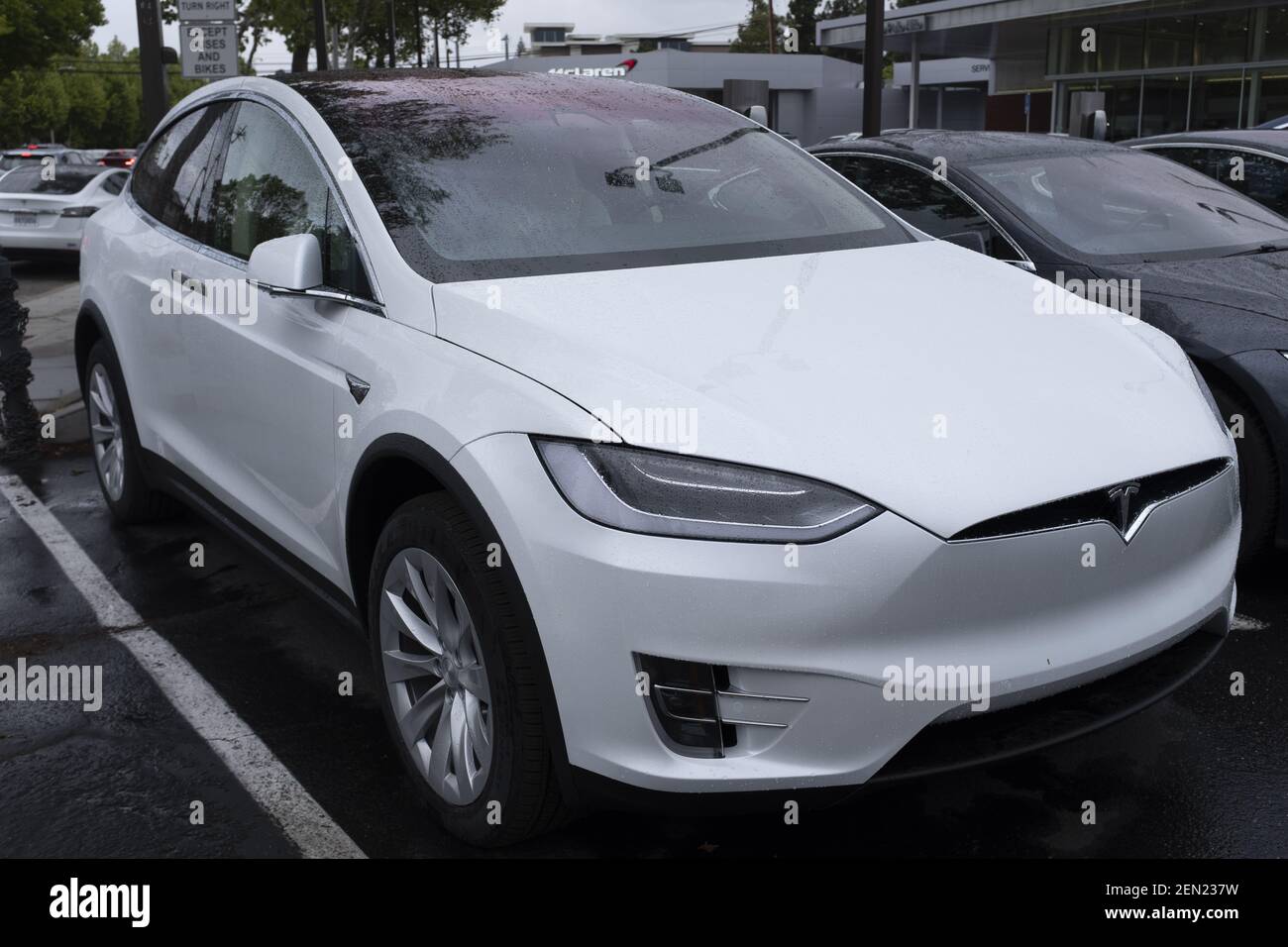 Un SUV Tesla Model X viene presentato in uno showroom a Palo Alto, California, Stati Uniti il 21 maggio 2019. Tesla annuncia che sta riducendo il SUV Model X per 2,000 dollari dopo aver sollevato preoccupazioni circa l'affievolimento dell'interesse per le sue auto e aver perso finora il 38% nel mercato azionario di quest'anno. (Foto di Yichuan Cao/Sipa USA) Foto Stock