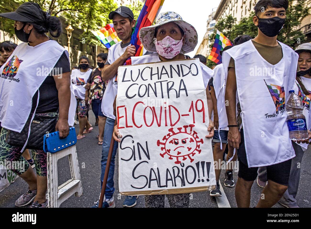 Buenos Aires, capitale federale, Argentina. 25 Feb 2021. Diverse organizzazioni sociali si sono riunite, nel centro della città di Buenos Aires, per chiedere la continuità dell'occupazione di 2,500 membri cooperativi del programma di pulizia laterale del governo della città di Buenos Aires, tra le altre richieste. Credit: Roberto Almeida Aveledo/ZUMA Wire/Alamy Live News Foto Stock