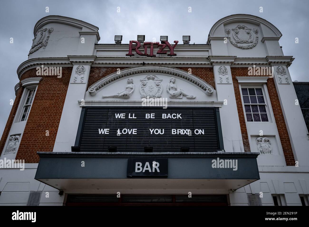 Il cinema Ritzy di Brixton rimane temporaneamente chiuso dopo che il proprietario Cineworld ha chiuso centinaia di siti proprietari dell'impatto finanziario di Coronavirus. Foto Stock