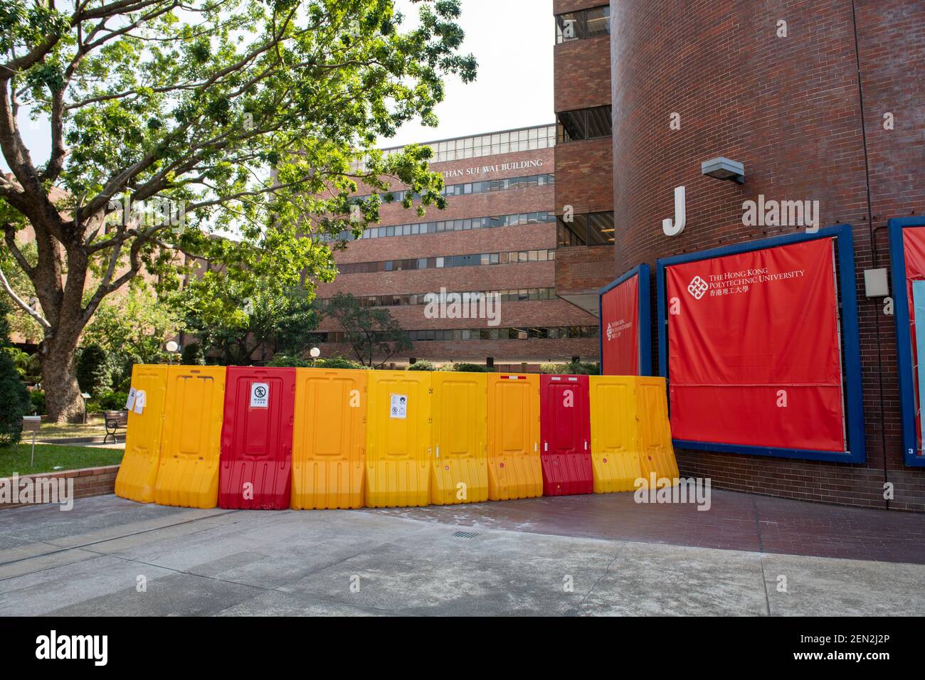 Hong Kong, Cina: 02 Nov, 2020. I lavori sono ancora in corso di completamento per riparare la Poly U di Hong Kong 1 anno dopo l'assedio del Politecnico di Hong Kong Foto Stock