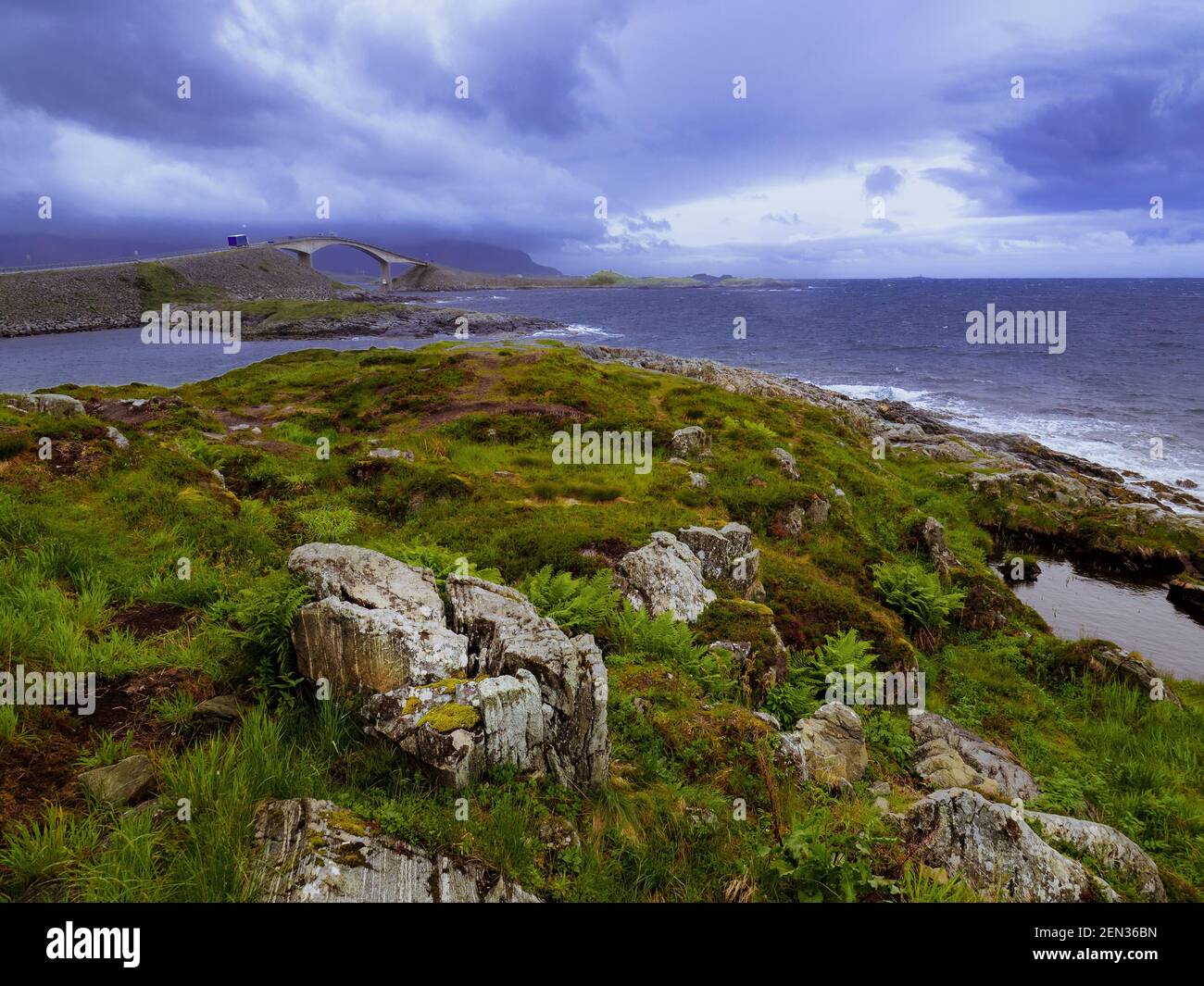 La strada selvaggia e ruvida dell'Atlantico, Norvegia occidentale. Foto Stock