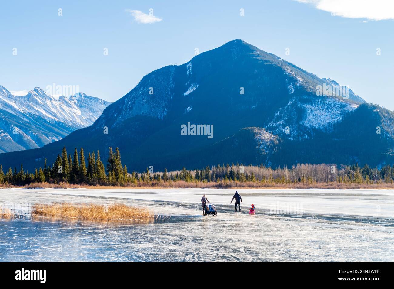 Banff, Canada - dicembre 2020 : bella vista dei laghi di Vermilion in inverno Foto Stock