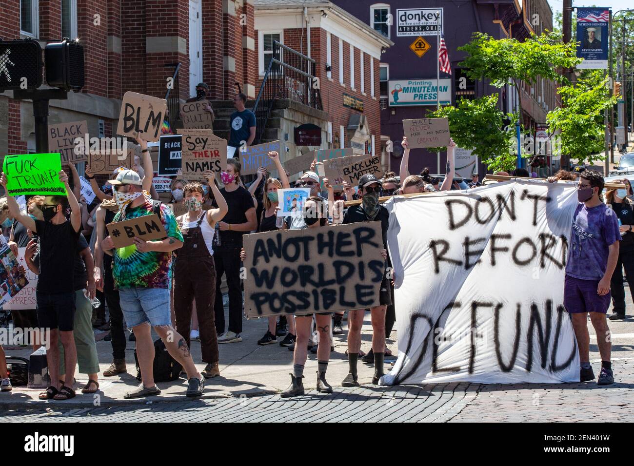 Atene, Ohio, Stati Uniti. 27 Settembre 2020. I manifestanti marciano con striscioni e cartelli che esprimono la loro opinione, attraverso l'intersezione di Washington St. E Court St. Durante la manifestazione. Centinaia di manifestanti si trovano di fronte al Clerk dei tribunali della contea di Atene per protestare contro la morte di George Floyd da parte del poliziotto di Minneapolis Derek Chauvin, Razzismo in America e brutalità della polizia. La protesta è durata un paio d'ore, ha coinvolto relatori e ha incluso una marcia a sud su Court Street, su College Green, attraverso la Class Gateway, a nord su N College St. E a ovest su e Washington St. (Credit Foto Stock