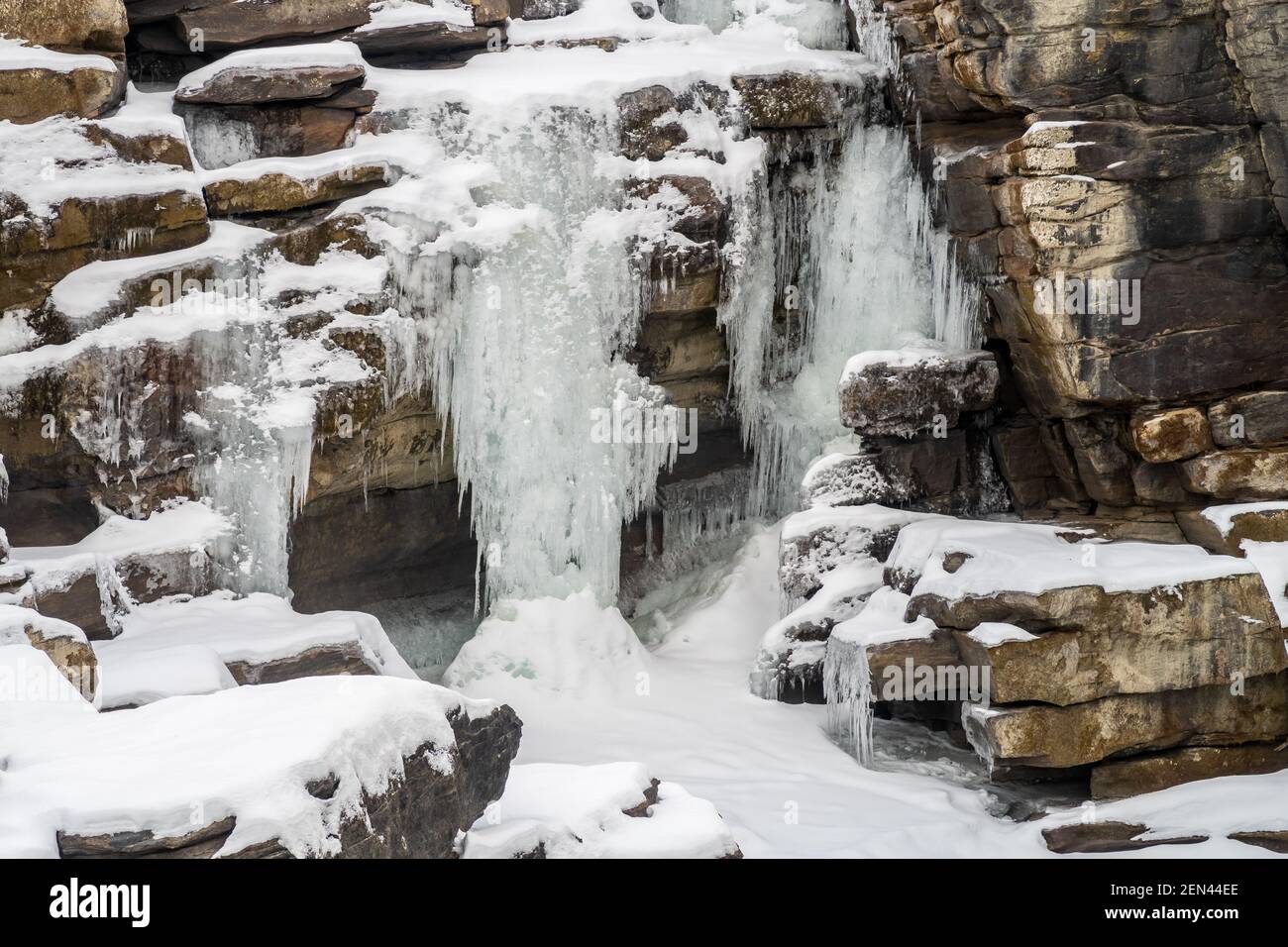 Splendida vista sulle cascate Frozen Athabasca in inverno, Canada Foto Stock