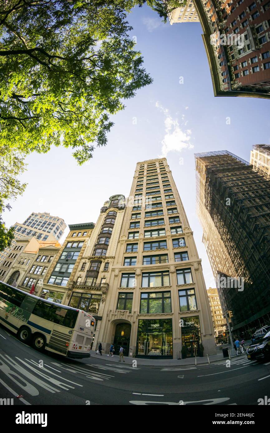 212 Fifth Avenue, centro, di fronte al Madison Square Park nel quartiere  Nomad di New York si vede martedì 4 giugno 2019. Jeff Bezos, il CEO di  amazon, è stato dichiarato di aver acquistato l'attico a tre piani e due  appartamenti sotto di esso in un accordo ...