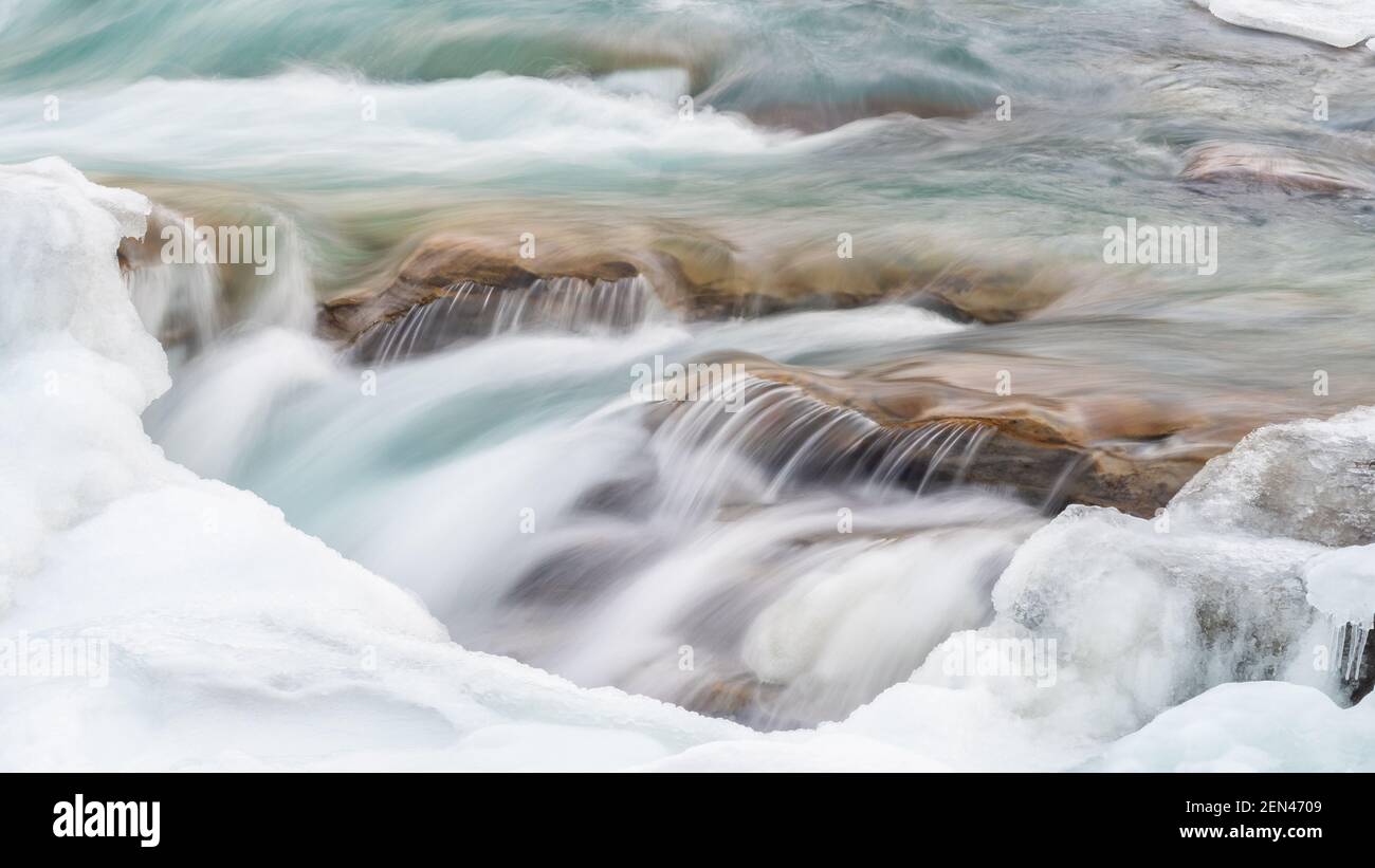 Fotografia a lunga esposizione di un ruscello in inverno Foto Stock