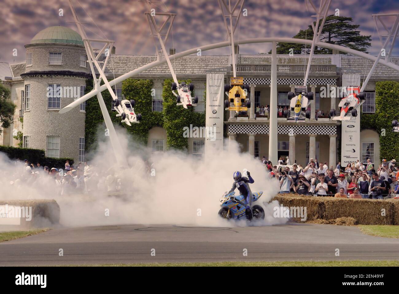 Trevor Nation sulla Honda GSDX 1000 dimostra un tipico I vincitori del Gran Premio del motociclo "bruciano fuori" per la folla a. Goodwood Festival della velocità Foto Stock