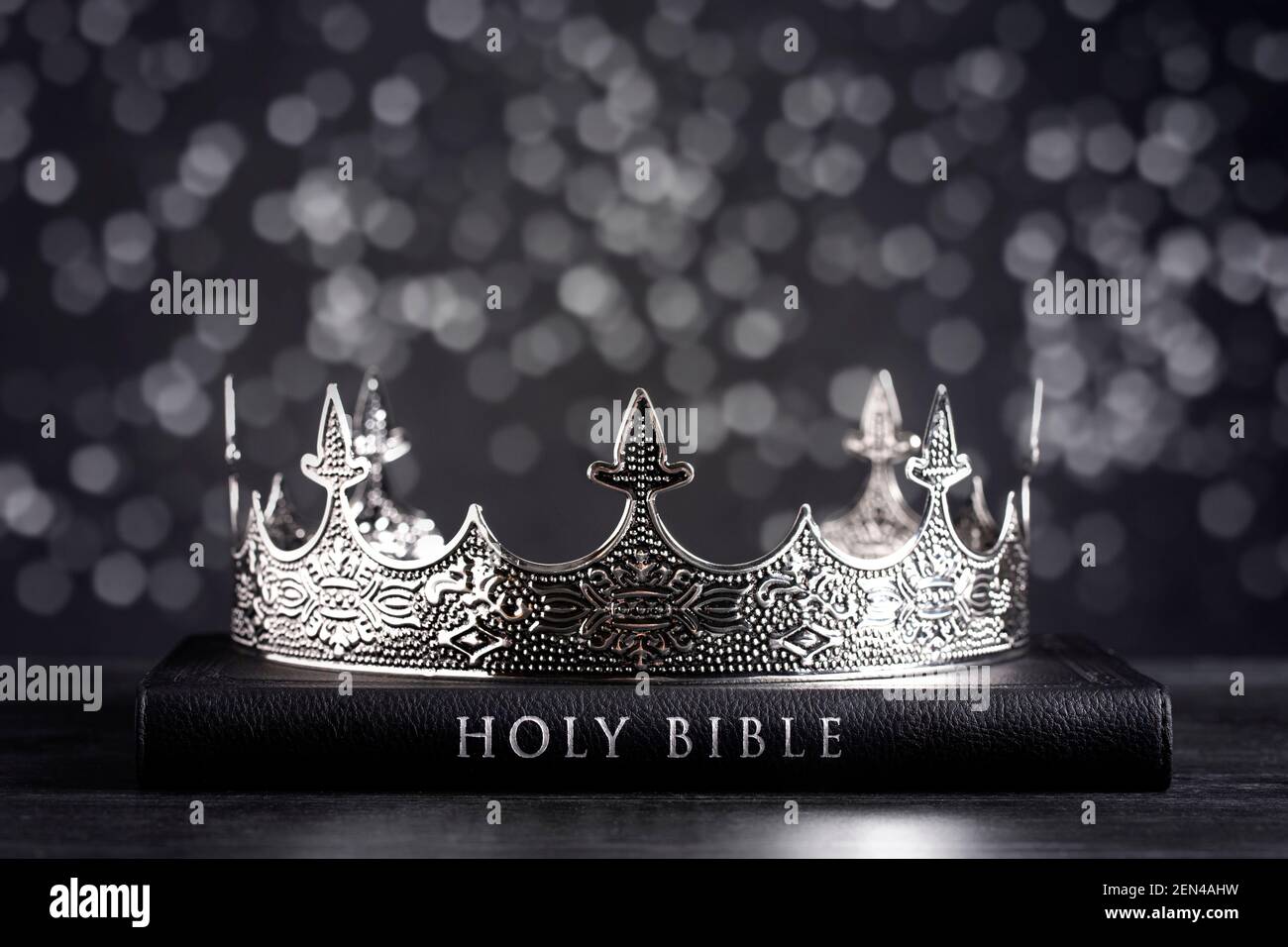 La Sacra Bibbia e una Corona dei Re sull'oscurità Moody sfondo Foto Stock