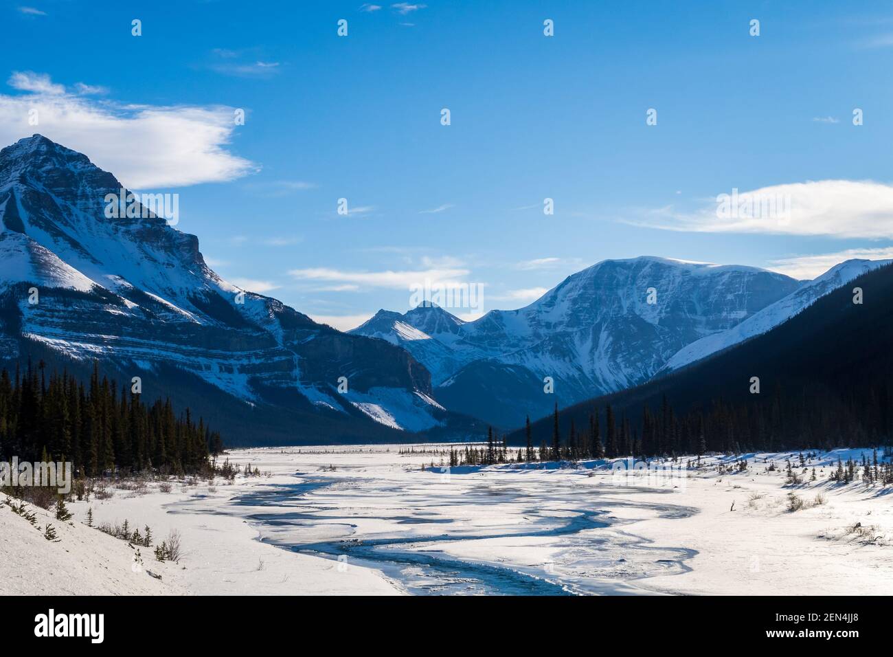 Splendida vista invernale sul fiume Athabasca nel parco nazionale di Jasper, Canada Foto Stock