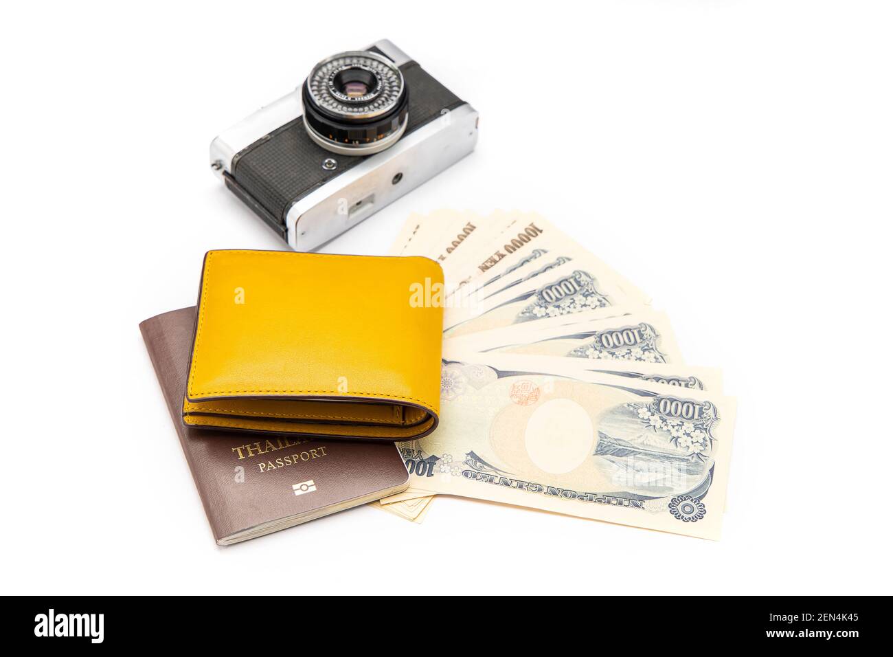 Il portafoglio di denaro giallo è stato collocato sul passaporto e le banconote e la fotocamera erano su sfondo bianco. Isolato. Foto Stock
