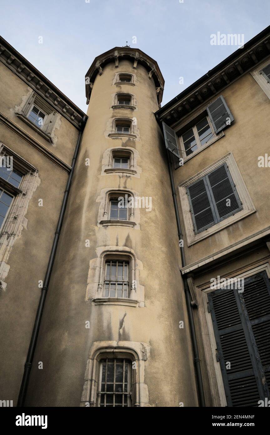 Vecchio edificio con torre rotonda vicino a Pont Bonaparte Foto Stock