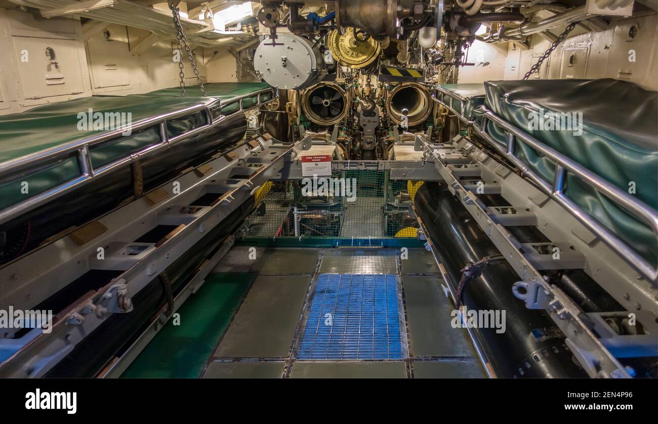 Forward siluro Room con Torpedo e torpedo tubes sul sottomarino USS Pampanito della seconda Guerra Mondiale a San Francisco, California, USA Foto Stock