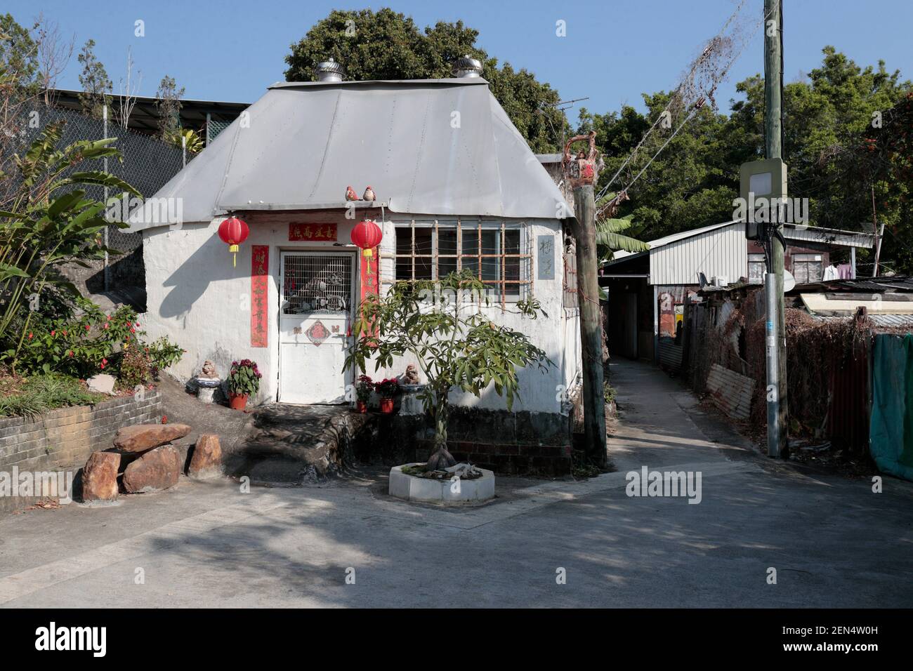 Village House con 'Lunar New Year' carte rosse fortunate intorno alla porta, Ki Lun Tsuen, Sheung Shui, New Territories, Hong Kong 22 febbraio 2021 Foto Stock