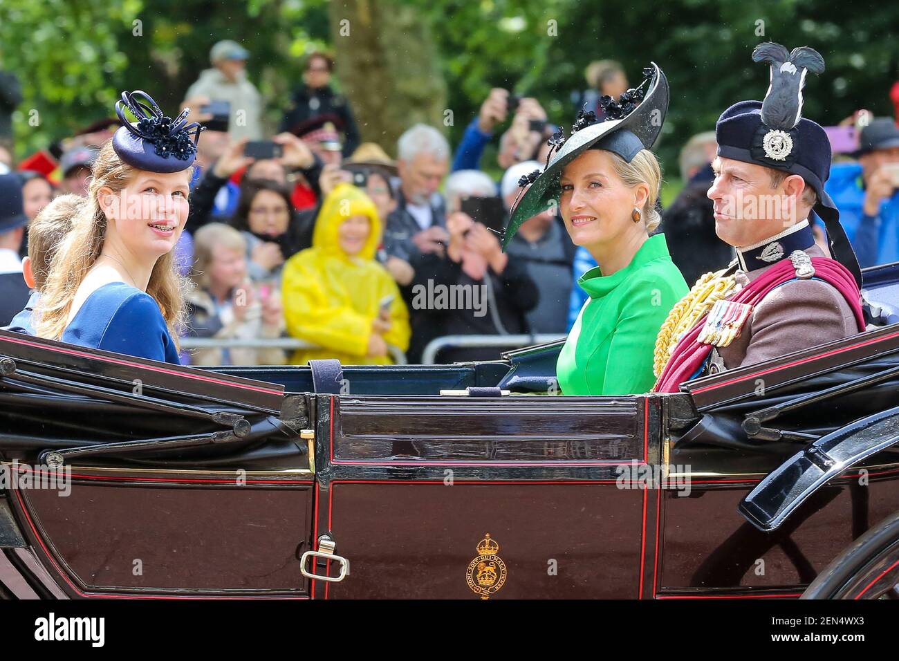 Il conte e la contessa di Sophie di Wessex con la loro figlia Lady Louise Windsor sono visti in una carrozza sulla loro strada per la Parata delle Guardie a Cavallo durante la cerimonia Trooping the Color, che segna il 93° compleanno della regina Elisabetta II, il monarca regnante più lungo della Gran Bretagna. (Foto di Dinendra Haria / SOPA Images/Sipa USA) Foto Stock