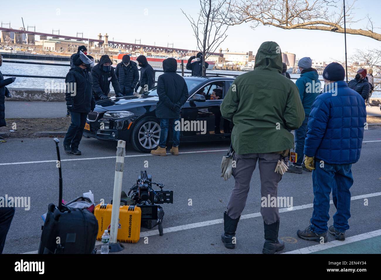 NEW YORK, NY – FEBBRAIO 25: Prove di equipaggio e stand-in per le riprese della serie televisiva 'Blue Bloods' stagione 11 ad Astoria Park il 25 Febbraio 2021 a New York City. Credit: Ron Adar/Alamy Live News Foto Stock