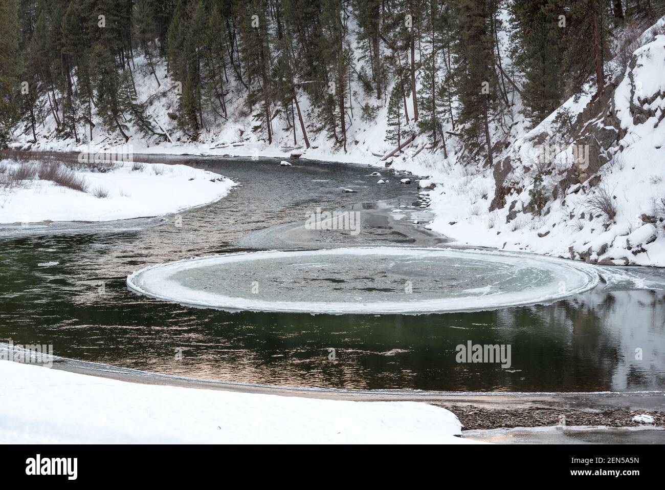 Circolo di ghiaccio rotante in una biforcazione sud del fiume Payette, Idaho. Foto Stock