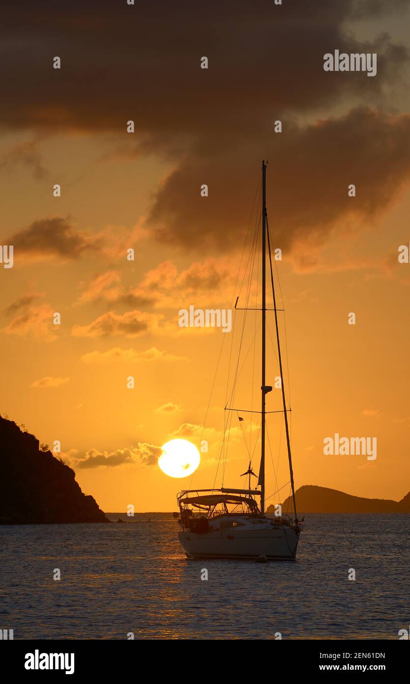 Barca a vela al di ancoraggio di fronte al sole, Norman Island, Isole Vergini Britanniche Foto Stock