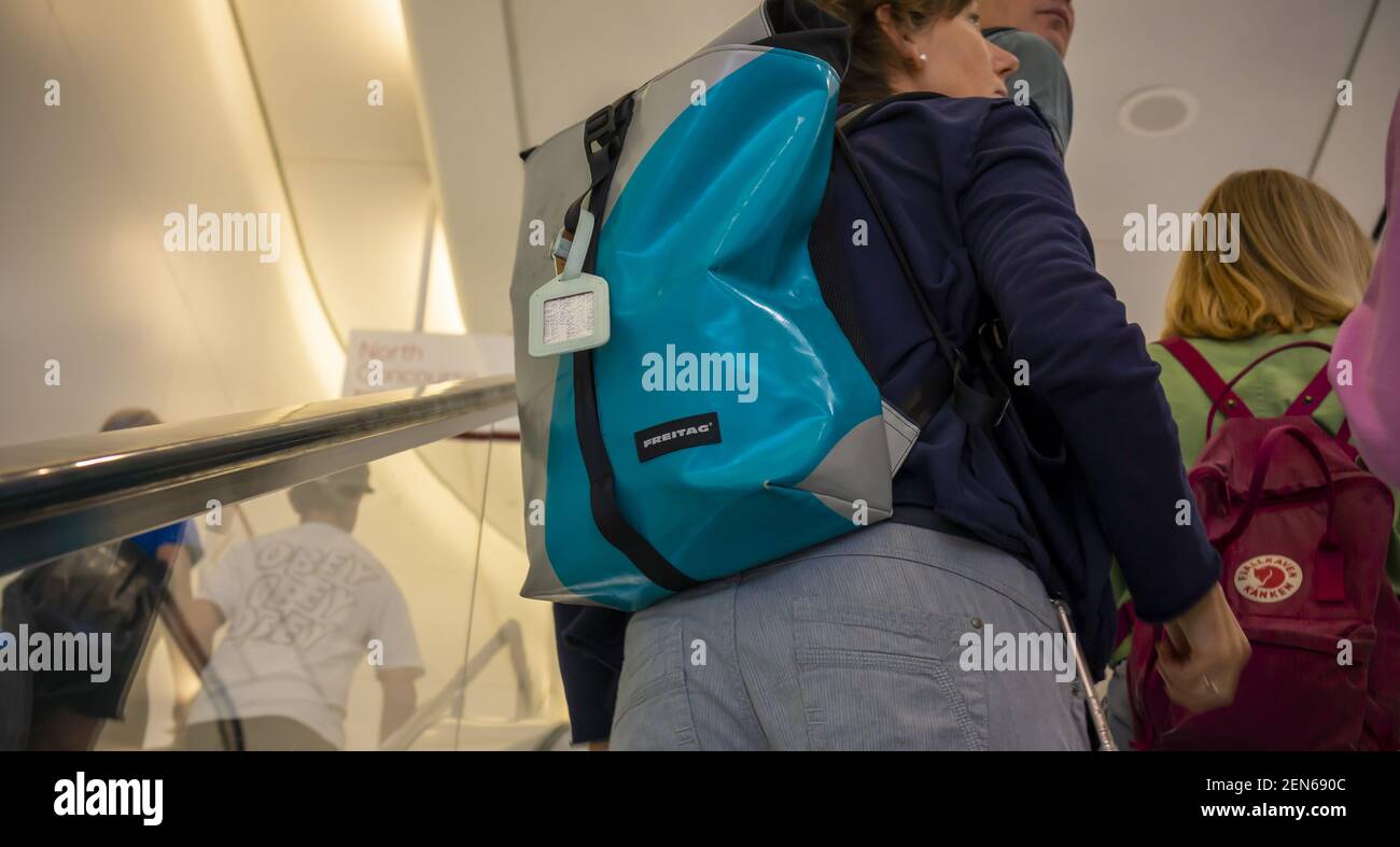 Uno zaino Freitag su un turista a New York sabato 15 giugno 2019. I  sacchetti sono un esempio di prodotto "capovolta" in quanto sono realizzati  con tarpe di camion usate. (ÂPhoto di