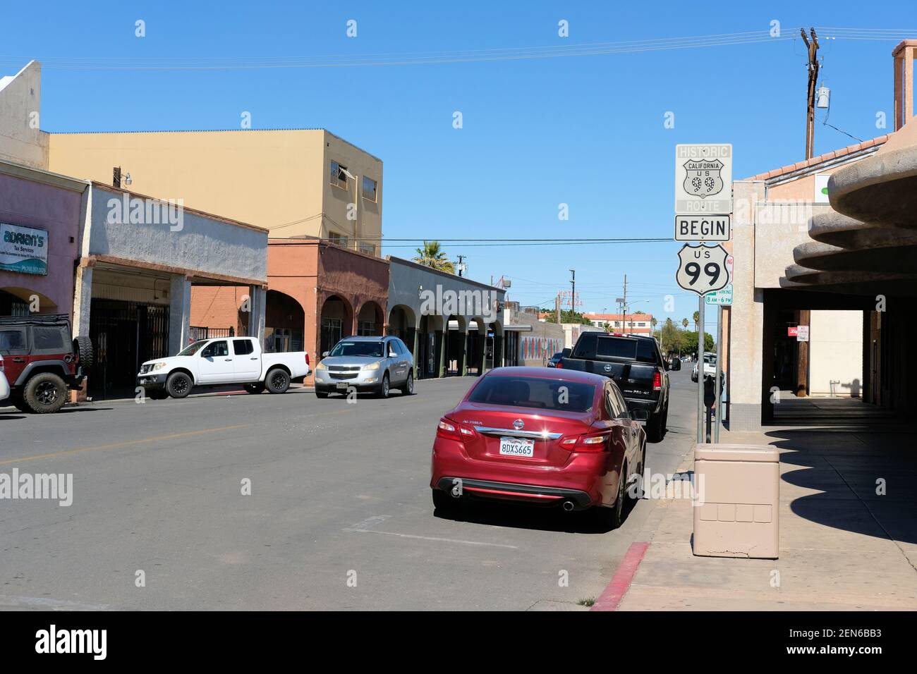 Segui la segnaletica all'inizio della storica U.S. Route 99 nel centro di Calexico, California, un confine nord-sud verso l'autostrada di confine sulla costa occidentale degli Stati Uniti. Foto Stock
