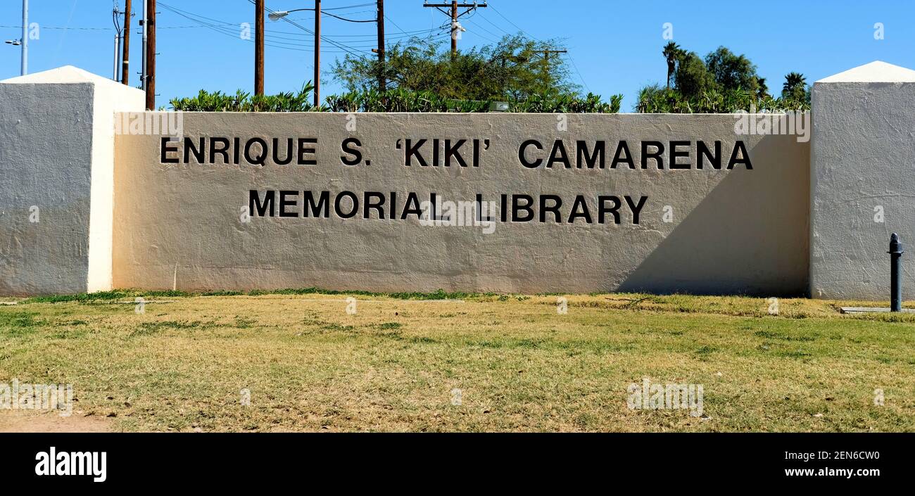 Firma fuori dalla Enrique S 'Kiki' Camarena Memorial Library a Calexico, California, USA. Foto Stock